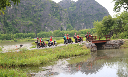 Going-on-motorcycle-tour-Ninh-Binh-Vietnam-1